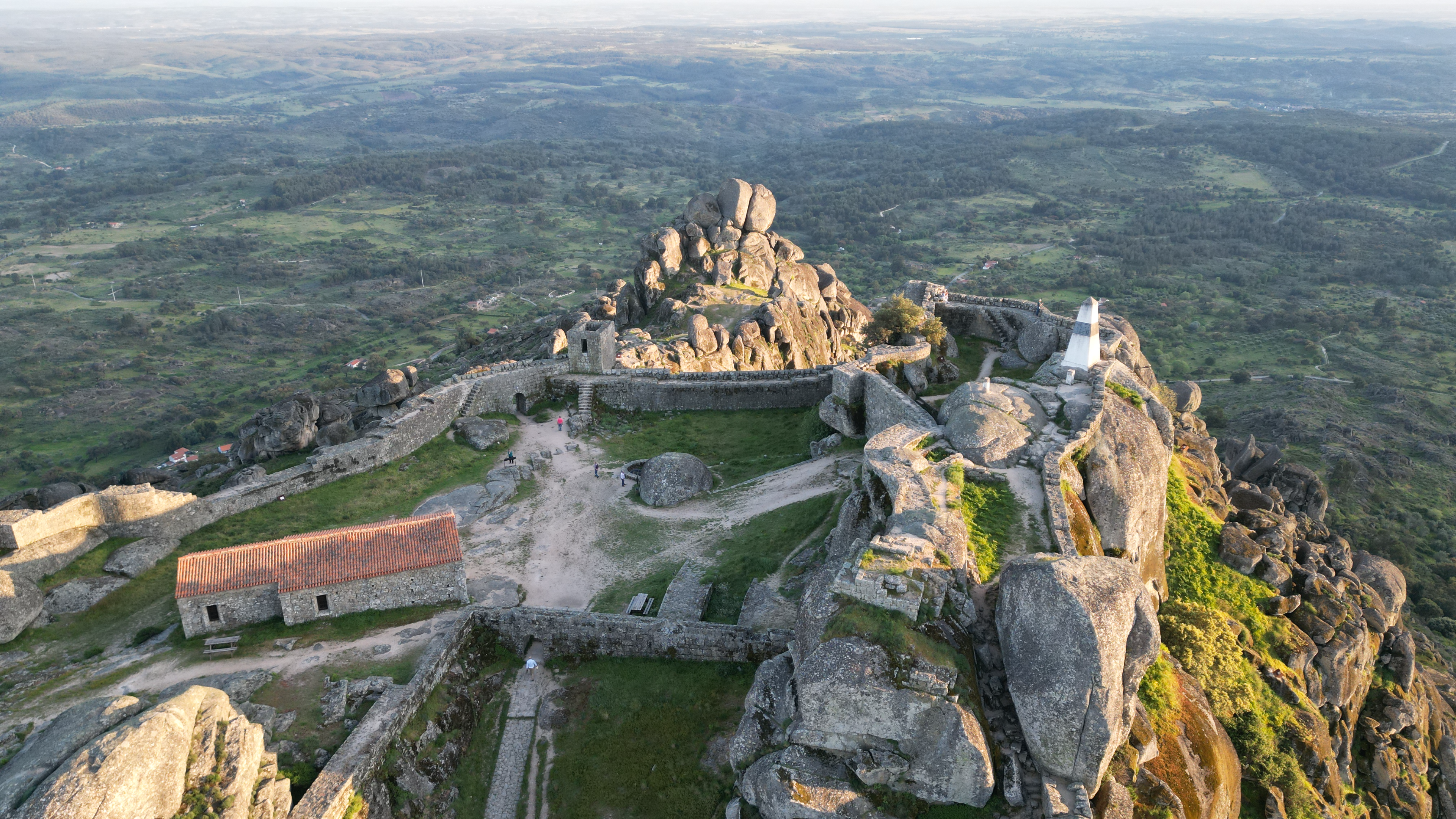 Drone a voar sobre montanhas