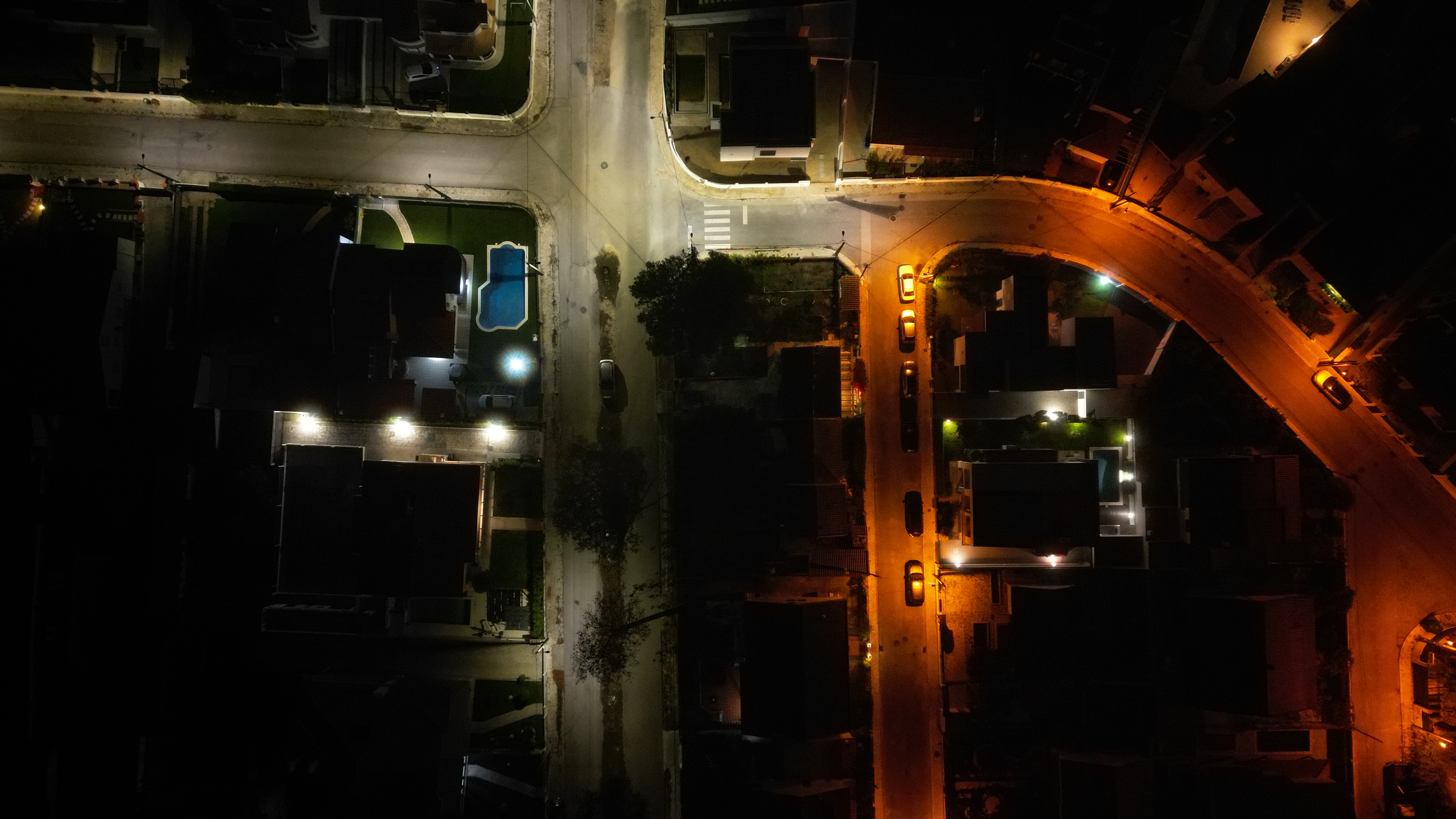 Drone a voar sobre montanhas